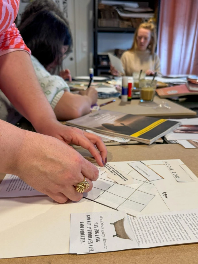 Handen bezig met waterverf en papier tijdens workshop in Troostbaar Brugge