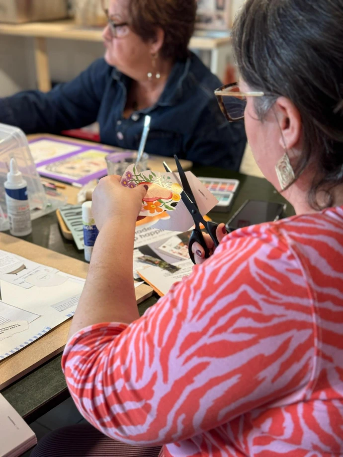 Deelnemers maken collages tijdens Meet &amp; Make in Troostbaar Brugge