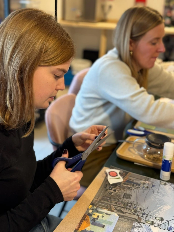 Groep vrouwen samen creatief aan tafel in het Art Atelier van Troostbaar Brugge