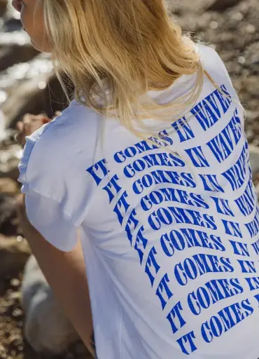 It comes in waves t-shirt (White/Blue)